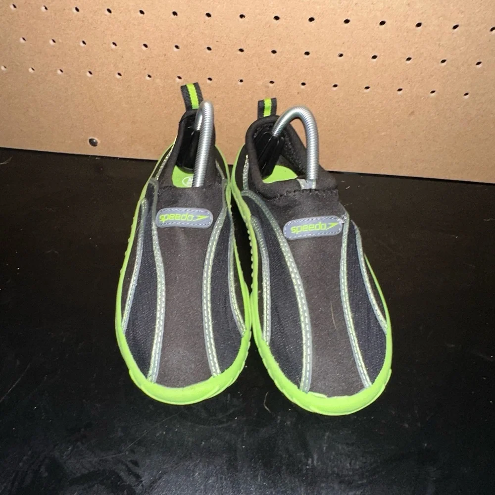 SLIP ON WATER SHOES SPEEDO Black w/LIME GREEN KIDS Med. Size 2/3